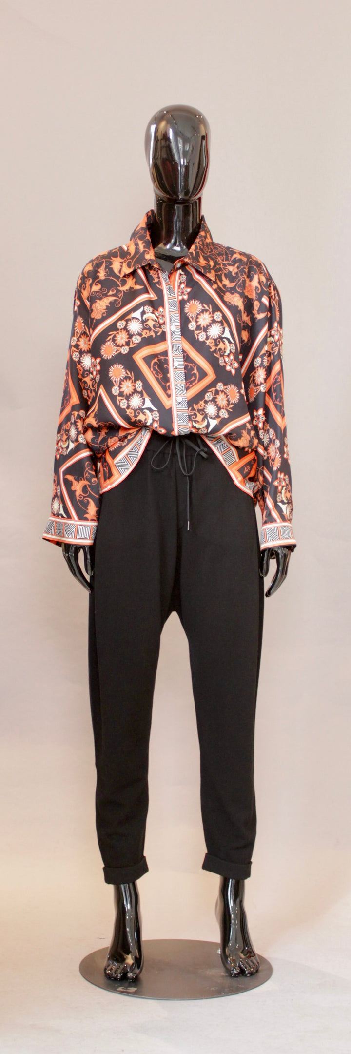 Silkebluse i sort multi print