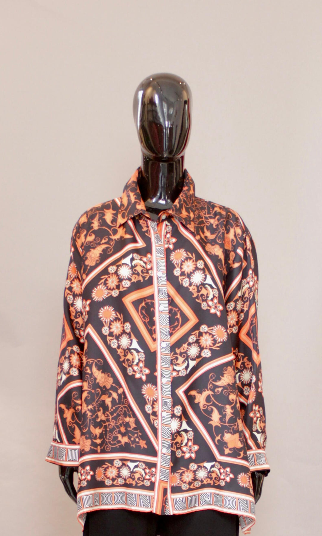 Silkebluse i sort multi print