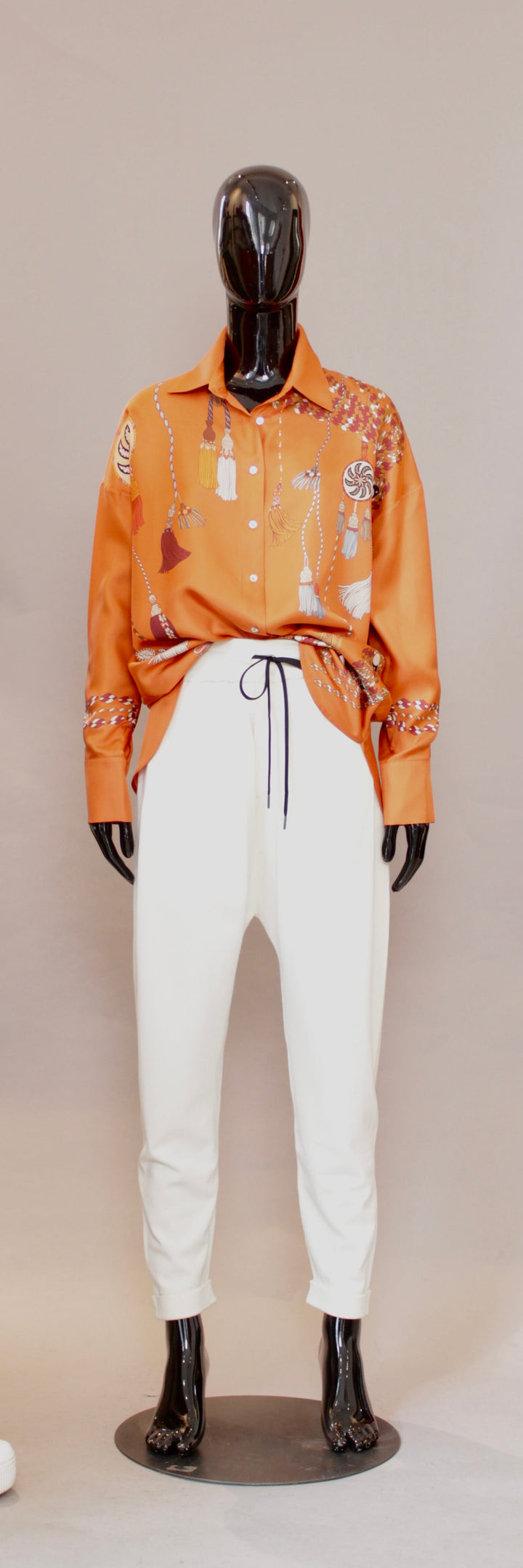 Silkebluse i oransje print