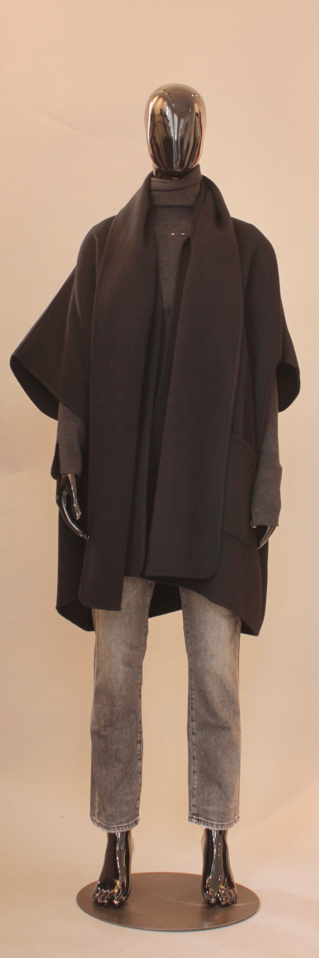 Sort ullcape